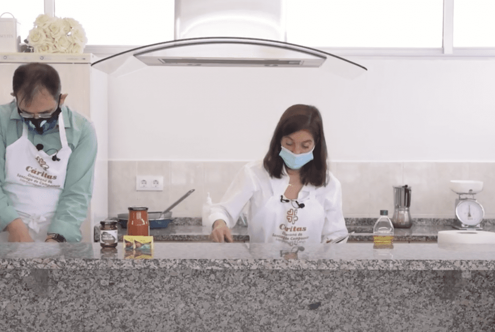 «Aprende a cocinar en A Coruña» en colaboración con Cáritas – Capítulo 2: Inés Rey y Kiko Novoa